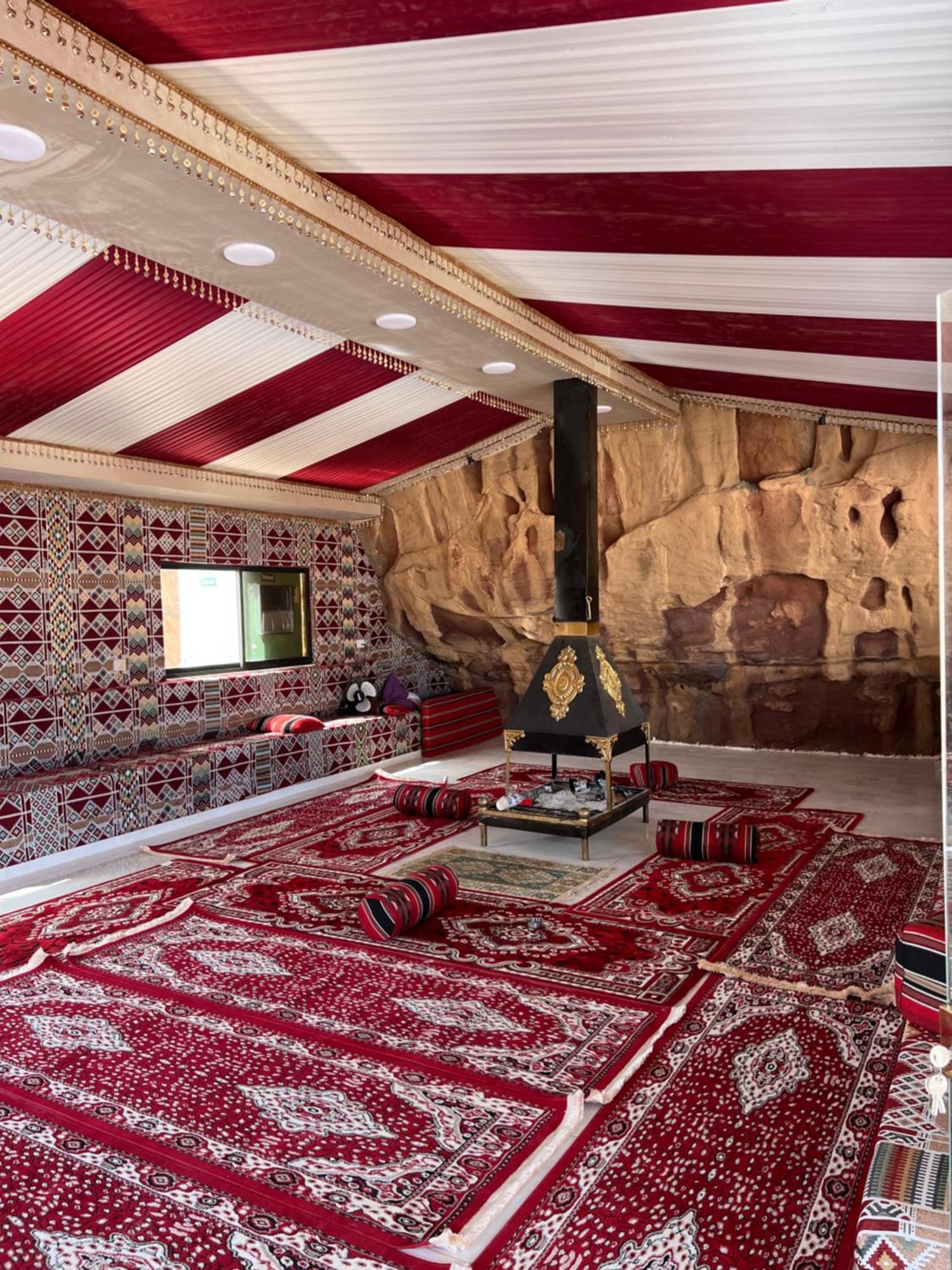 Abdullah Luxury Camp Apartment Wadi Rum Bagian luar foto